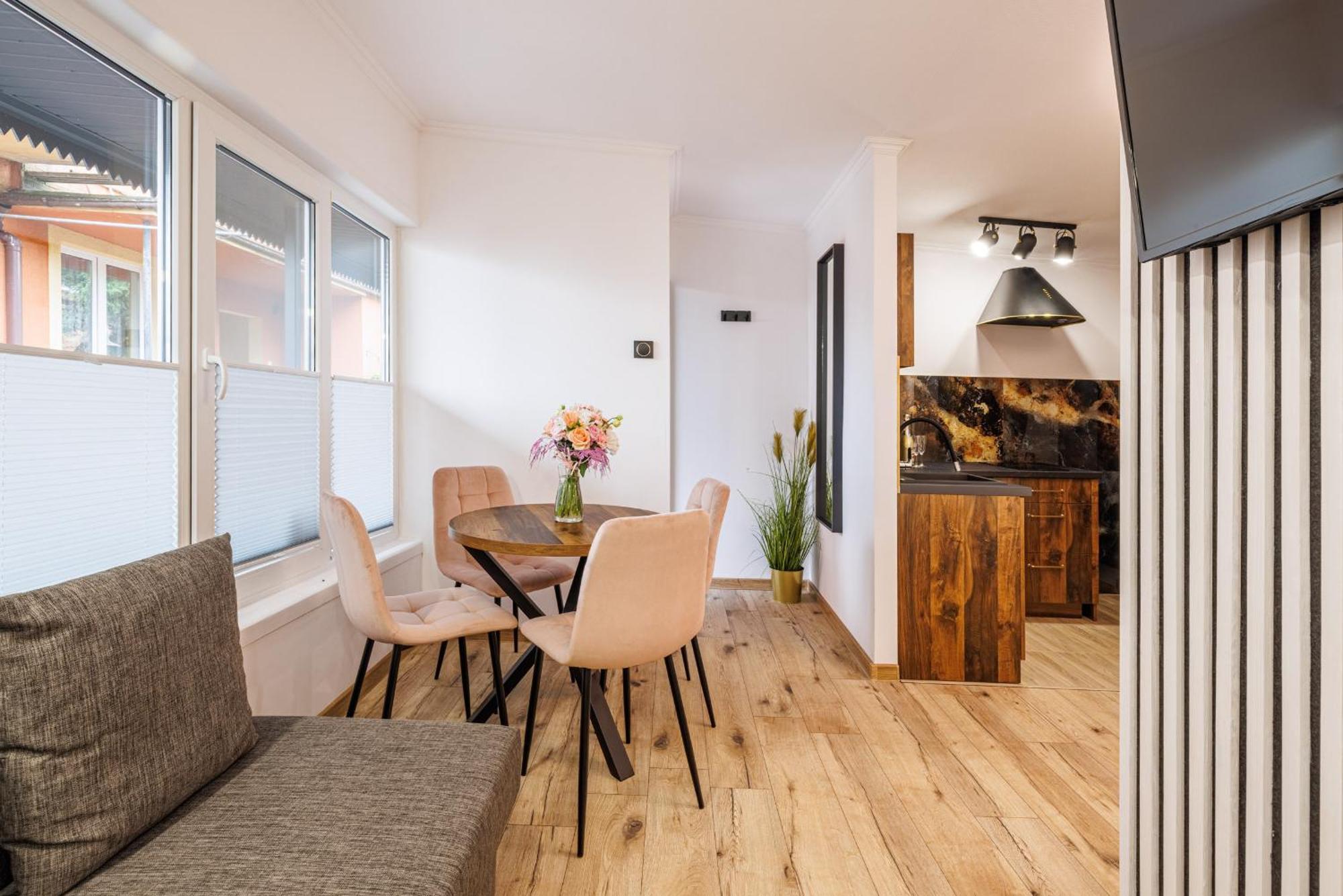 Dom Goscinny Marta - Pokoje, Apartamenty, Domki ครีนิซามอร์สกา ภายนอก รูปภาพ